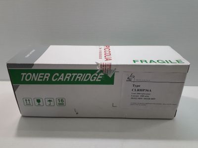 un gros plan sur une boîte de cartouches de toner posée sur une table