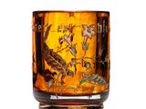 un verre orné d'un motif représentant des oiseaux et des fleurs
