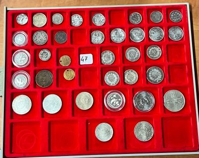 beaucoup de pièces dans une boîte rouge posée sur la table