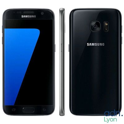 un gros plan d'un Samsung Galaxy S7 noir et d'un Samsung S7 blanc