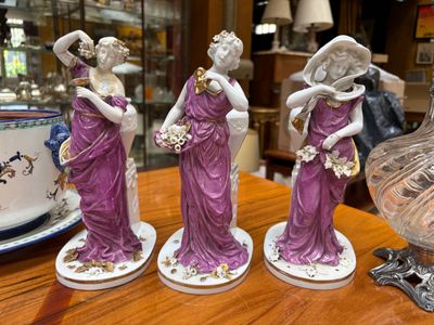 Capodimonte, Suite de trois sujet en porcelaine présentant trois des q - Photo 1