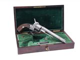 un vieux pistolet dans un coffret en bois doublé de velours vert