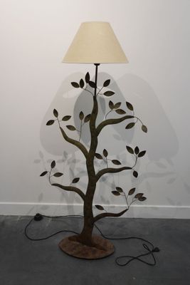 une lampe posée sur une table dans une pièce