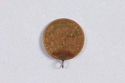 une pièce d'or sur laquelle figure l'image d'un homme