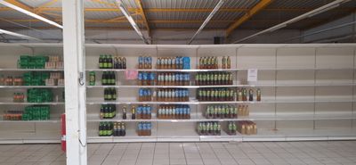 de nombreux rayons de sodas et de boissons gazeuses dans le magasin