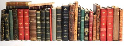 un grand nombre de livres empilés les uns sur les autres