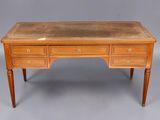 un bureau en bois avec deux tiroirs et un plateau en verre