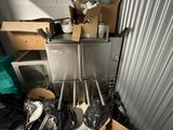 une pile de boîtes et d'autres objets dans une pièce
