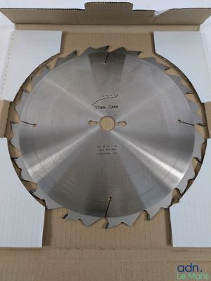 une photo d'une lame de scie circulaire dans une boîte en carton