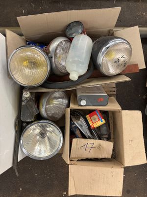 une boîte remplie de différentes sortes de lumières, posée par terre