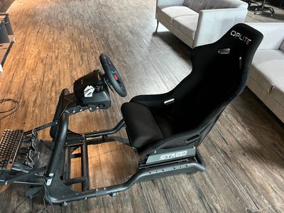 une photo d'un fauteuil de gaming dans un salon
