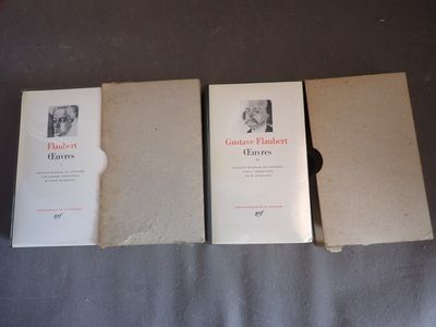 trois livres posés sur une table l'un à côté de l'autre