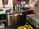 un lave-vaisselle au milieu d'une cuisine, avec un panier jaune à l'intérieur