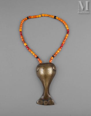 un collier orné d'une tête d'éléphant et de perles orange