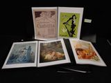 quatre livres posés sur une table noire
