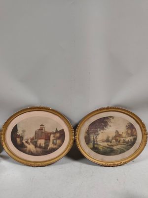 deux tableaux encadrés représentant un château et une rivière, dans un cadre doré