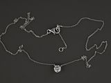 un collier en argent orné d'un cœur et d'une paire de ciseaux