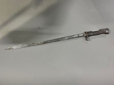 un couteau posé sur une table