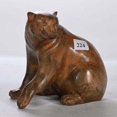 figurine en bronze représentant un chat assis sur ses pattes arrière