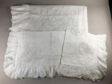 un couvre-lit blanc avec un oreiller blanc et un oreiller blanc