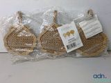 trois morceaux de pain sont emballés dans des sachets en plastique sur une table