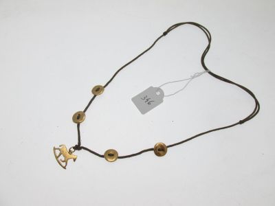 une photo d'un collier sur lequel est accrochée une étiquette