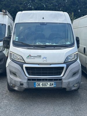 deux camionnettes blanches garées l'une à côté de l'autre dans un parking