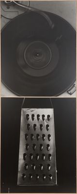 photographie en noir et blanc d'un disque et d'une râpe posés sur une table
