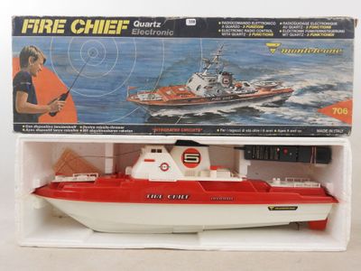 un bateau rouge et blanc dans une boîte posée sur une table