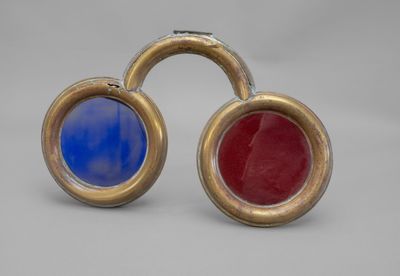 paire de boutons de manchette dorés et bleus, ornés de verre rouge et bleu