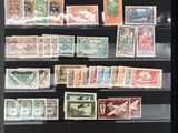 de nombreux timbres exposés dans une vitrine
