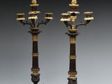 paire de bougeoirs anciens en bronze sur des socles en marbre