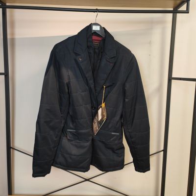 une veste noire suspendue à un porte-manteau dans une pièce