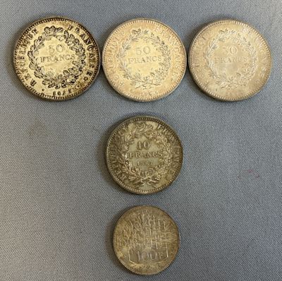 Quatre types de pièces différents sont disposés sur une table