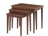 un ensemble de trois tables gigognes en bois sur fond blanc
