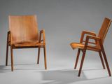 deux chaises en bois placées l'une à côté de l'autre sur une surface grise