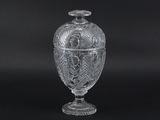 une urne ancienne en verre taillé sur fond noir, avec un fond noir
