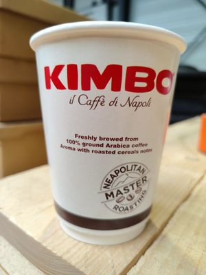 une tasse de café posée sur une table