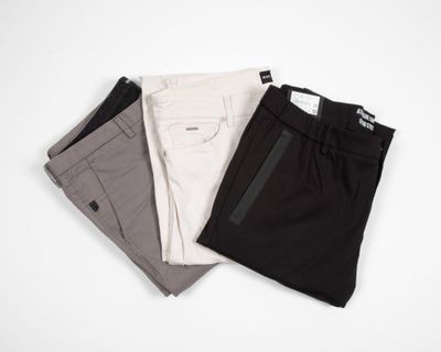 trois paires de pantalons pour homme sur fond blanc