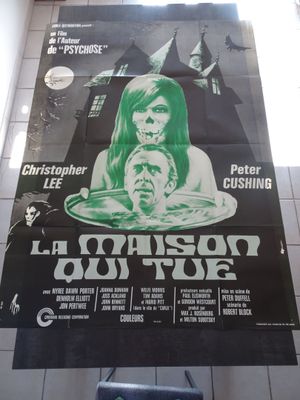 une grande affiche accrochée au mur de toilettes publiques
