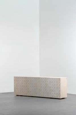 un banc en bois au milieu d'une pièce