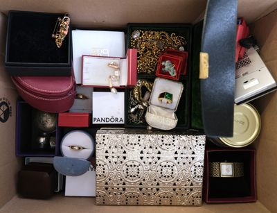 une boîte remplie de bijoux et d'accessoires variés