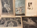 plusieurs gravures anciennes représentant des femmes et des hommes, exposées dans une vitrine