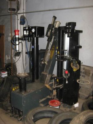 une machine qui se trouve à l'intérieur d'un garage