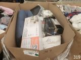 une boîte en carton remplie de vêtements et d'autres objets