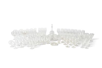 beaucoup de verres à vin vides sur la table