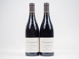 deux bouteilles de vin rouge posées l'une à côté de l'autre sur une surface blanche