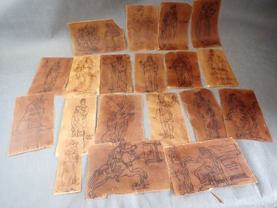 plusieurs feuilles de papier kraft sur lesquelles figurent des dessins, posées sur une table