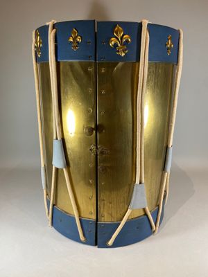 Tambour de style d'Empire en cuir bleu et métal doré, forman…