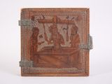 gravures sur le dos d'un livre en cuir muni d'une poignée en argent